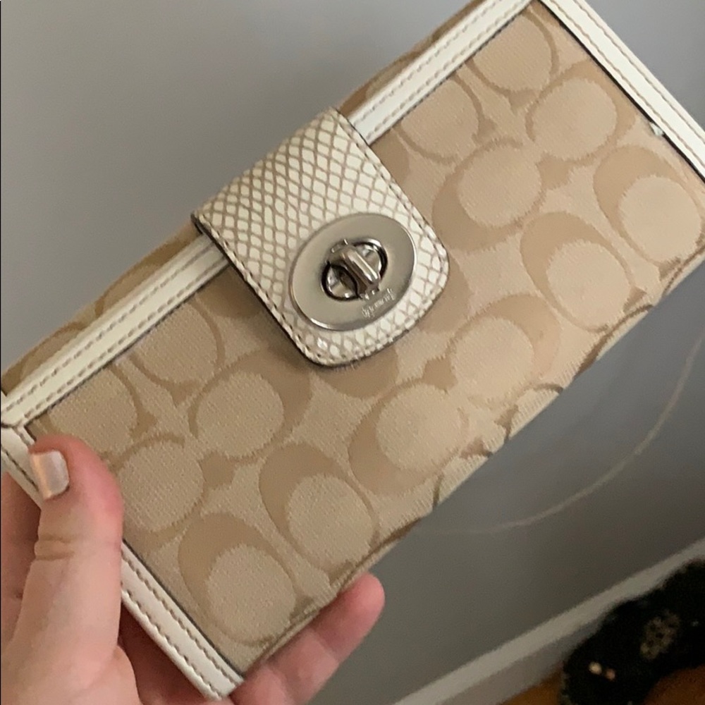 Couch wallet